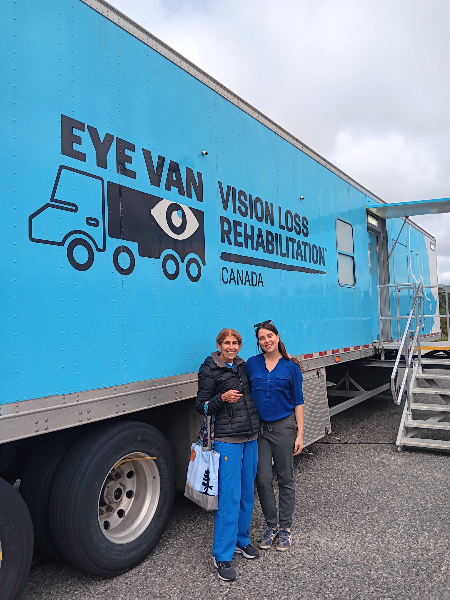 Dr. Lichter and Natalie Mezey standing in front of the Eye Van